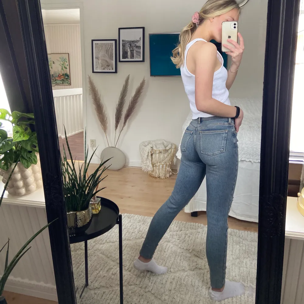 Grå/blå lågmidjade jeans med hål på knäna, på bilden har jag vikt in dem då de är för långa för mig. Jättemjuka och sköna och framhäver 🍑 väldigt snyggt!. Jeans & Byxor.