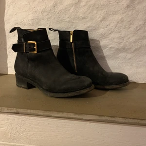 Novita 40 - Svarta skor från Novita, storlek 40. Dragkedja på insidan. Fint skick. 500kr eller bud, köpare står för frakt.