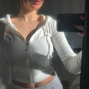 Vit kofta storlek xs  - En vit kofta med guldig dragkedja, jag brukar vanligtvis ha storlek s på tröjor men denna passar även fast den är i xs 