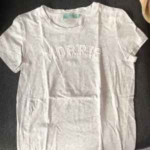En grå t-shirt i stl s ifrån MORRIS LADY. Köpt för 699 och säljer för 150 kr. Köparen står för frakt