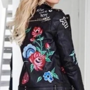 Skinnjacka Alix the label  - Säljer nu min broderade skinnjacka (alix the label). Nypris 5999kr, använd 2 ggr.