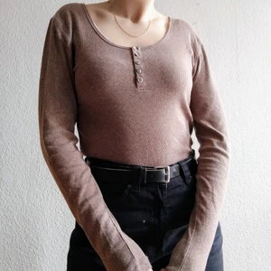 Fin brun Tröja, M - Brun/beige tröja i fint skick, Storlek M men passar även S. Tröjan är några år gammal men har ej används mycket alls. 