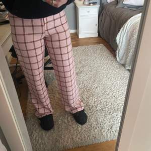 Intressekoll på mina rosa byxor, säljer endast vid bra bud då jag verkligen gillar dem. Perfekt skick och väldigt långa, viker sig vid fötterna på mig som är 170