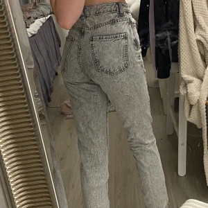 Gråa gina jeans - Bra skick, otroligt fin färg oxå. Använda va 3 ggr, köpta på Gina för 500kr men säljer för 150kr. Om flera är intresserade blir de bud. Ställ frågor privat, kan även skicka fler bilder då☺️. 
