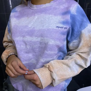 Vintage sweatshirt  - Säljer denna jätte fina vintage sweatshirten !! Oversize på mig som vanligtvis har S!! Budgivningen i kommentarerna om många är intresserade!! Kund står för frakt 