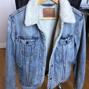 Levis fodrad jeans jacka strl S 8/10 - Fin jacka som passar bra till våren nu när det fortfarande är lite kallt! Är varm och snygg och passar både till tjejer och killar!