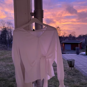 Vacker blus - Fin vit blus från H&M. Använd men i väldigt bra skick! Köparen står för frakten💕