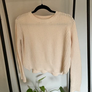 Stickad tröja med dragkedja - En väldigt fin ljusrosa stickad tröja från HM. Tröjan har en dragkedja på varje sida som en snygg detalj, (dragkedjorna går även att ”stänga”). Den är i fint skick då den bara är använd ett fåtal gånger. Köparen står för frakten. Hör gärna av dig om du har frågor!💗💗💗