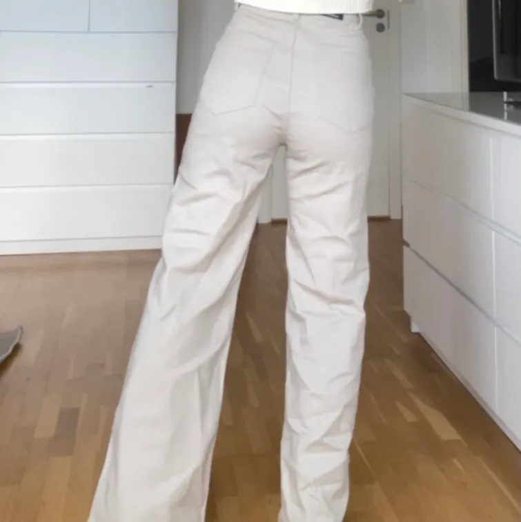 HELT NYA beiga jeans från H&M i storlek 38 med lapparna kvar. Endast testade. Säljer för att de inte kommit till användning. Jag är 168cm och brukar ha W26 eller 36/38 i andra jeans. Köparen står för frakt på 79kr eller så hämtas jeansen i helenelund. . Jeans & Byxor.