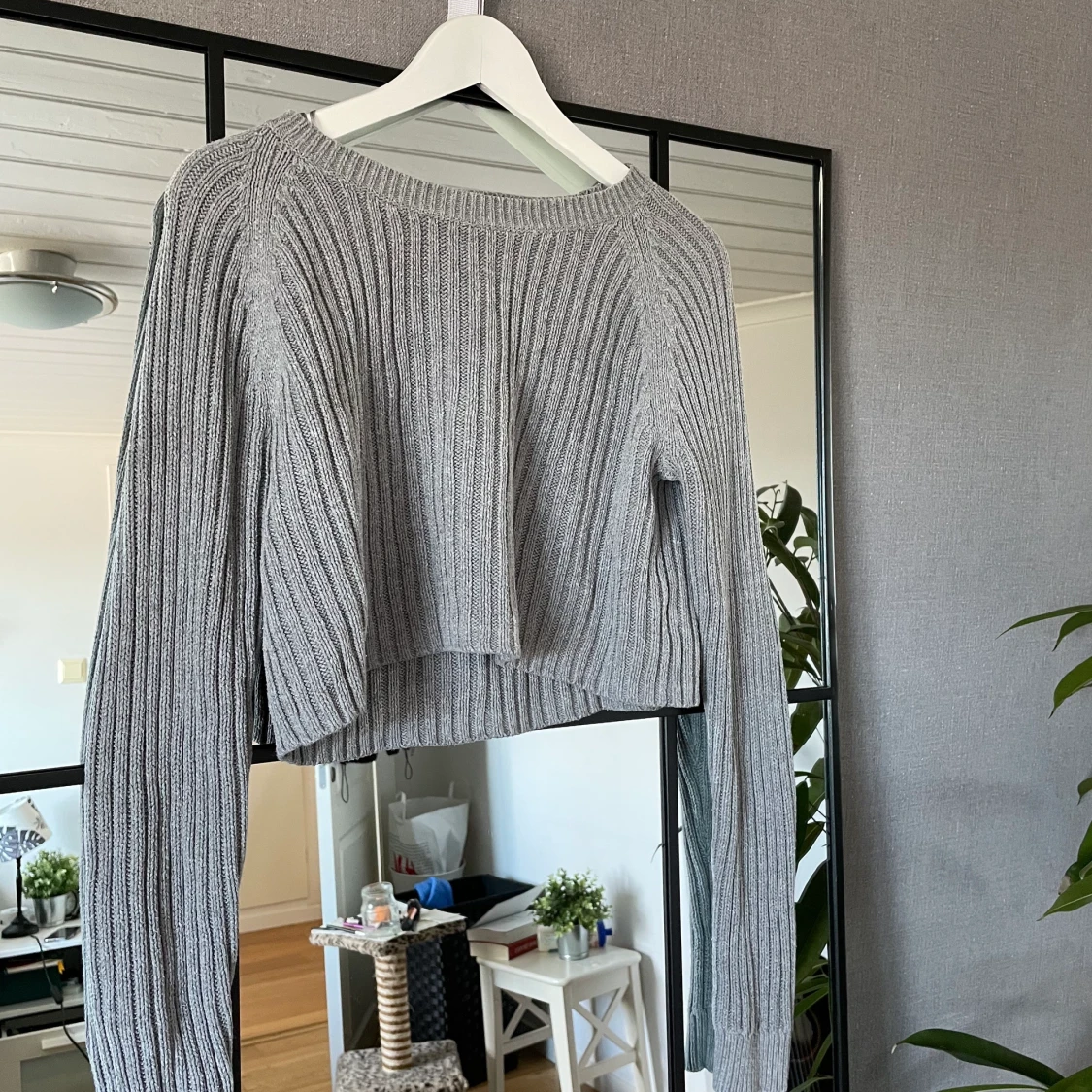 Croppad grå stickad tröja  - 91