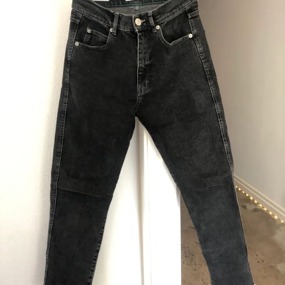 Fina mom-jeans från Pull&bear i vintagetvätt. Färgerna är svart/grå med avklippta byxben nedtill. Storlek 36. I mycket fint skick. . Jeans & Byxor.