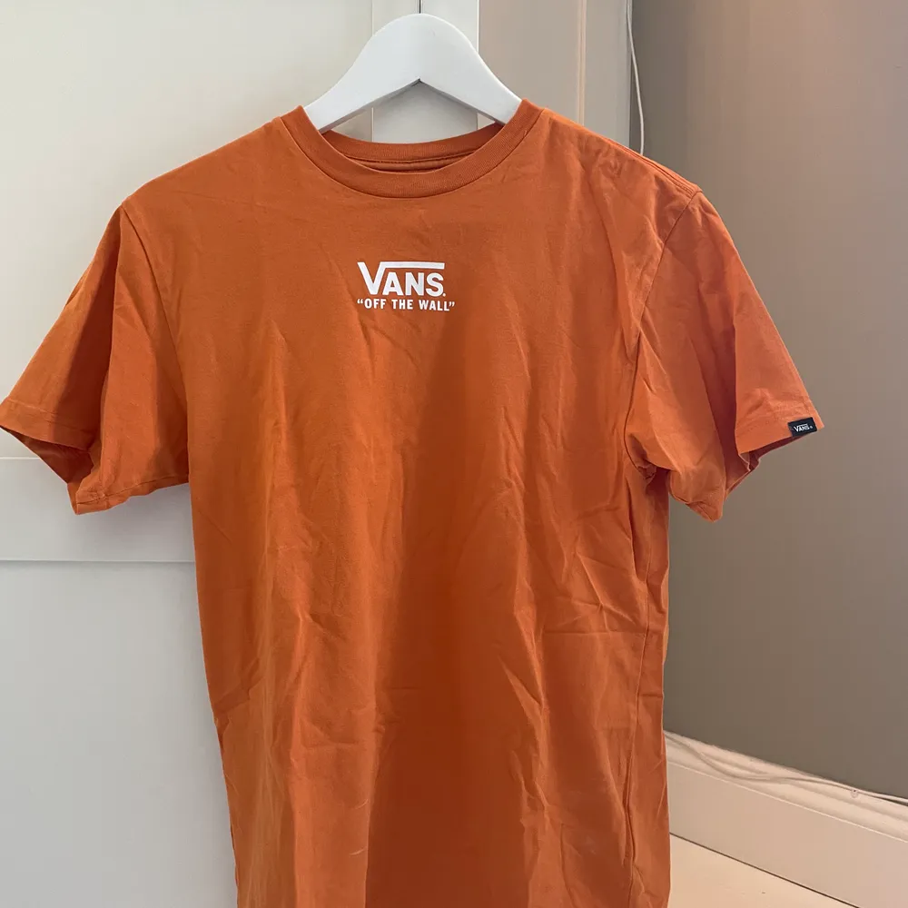 En orange Vans t-shirt. Kan skicka den då köparen står för frakt. T-shirts.