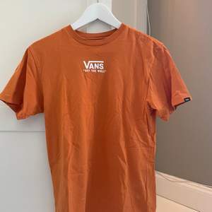 En orange Vans t-shirt. Kan skicka den då köparen står för frakt