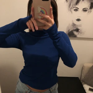 Blå polo monki - Blå polo från monki, super fin och i bra skick. Frakt 45kr