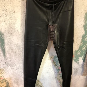 Nya Leggings i fejkskinn - Lite tjockare leggings i fejkskinn. Något små o storleken. High waist 