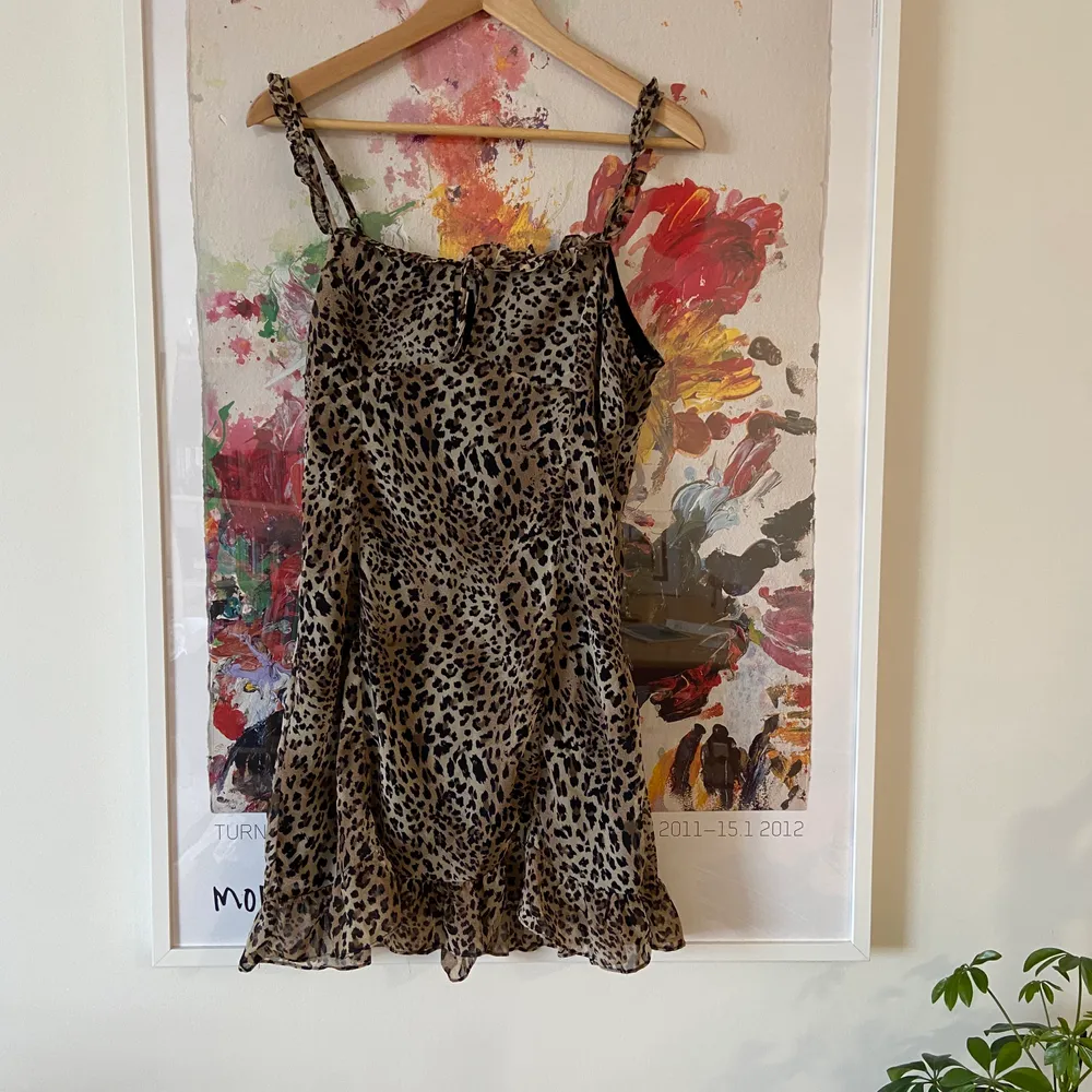 Snygg klänning i leopardmönster, använd en gång 🐆 . Klänningar.