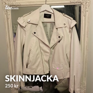 Vit skinnjacka  - Väldigt populär vit skinnjacka! Den är liten i storleken därav storleken L men är passformen S/M! 250kr plus frakt 📦 