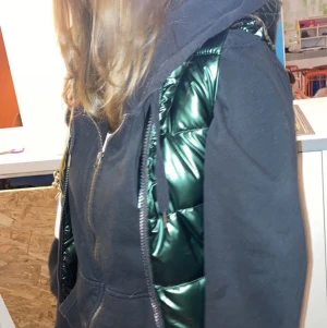 Grön väst - As cool väst men råkade beställa två st styckna så säljer denna. Reflekterar coolt i ljuset och passar perfekt nu till våren!🥰