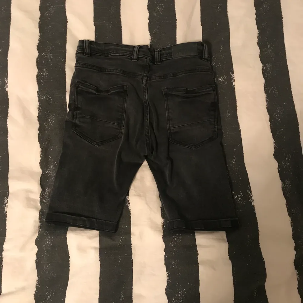 Säljer ett par gamla shorts då dom är för små för mig, passar perfekt nu snart då det blir vår och varmt. Shortsen är endast 150kr men vi kan diskutera priset om ni så vill. 150kr+frakt!. Shortsit.