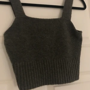 Stickad topp/linne - Supersöt mörkgrå stickad topp. Strl XS men passar även S. Köparen står för frakt🌸