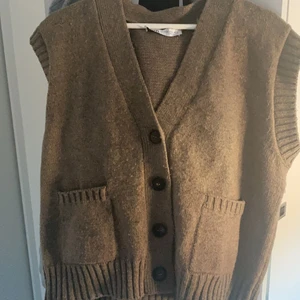 Zara väst  - Säljer min fina kofta/väst Från zara. Säljer då jag inte använder den längre. Mycket bra skick! Tror nypris var 300💕 kan mötas upp i Stockholmsområdet annars står köparen för frakten 💕