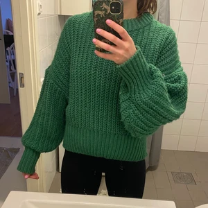 Stickad tröja - Stickad tröja från HM i väldigr bra skick. Använd ett fåtal gånger. Jätte fin nu till våren med den gröna härliga färgen!