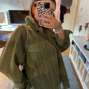 Zara jacka - Säljer denna Manchester jacka från zara i en så cool grön färg. Perfekt nu till vår! Skriv för mer info❤️