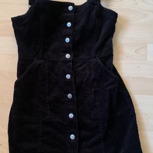 Klänning 38 - Knappt använd svart hängselklänning så i fint skick✨                                                                          Hund finns i hemmet                                                             100kr +frakt (kunden betalar)