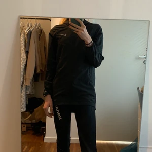 Nike vindjacka  - Jättesnygg vind/löparjacka ifrån Nike💫 Svart med ”Just do it” skrivet på ena armen, går en bit över midjan på mig som är 1.60! Superfint skick & perfekt för träning utomhus🌟 