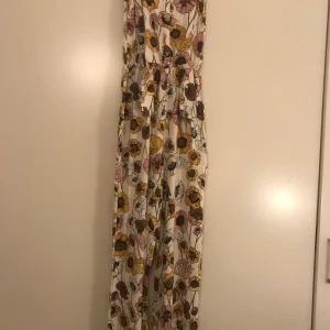 Dress - En lång dress till sommar som är fin. Är i storlek 170 men passar S priset börjar på 100 