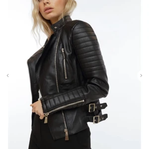 Säljer någon denna jacka för rimligt pris? - Skriv jätte Järna till mig om någon säljer denna jackan i minsta storleken 💕💕