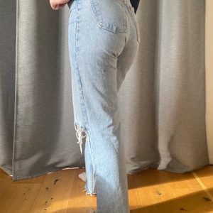 Zara jeans - Säljer mina snygga zara jeans som inte kommer till användning. De är avklippta till de som är runt 165💕Superbra skick💕