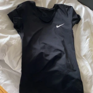 tränings t-shirt - säljer denna tränings t-shirt från nike med tight passform. Fint skick men den har tyvärr blivit lite liten för mig. 