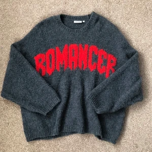 Weekday tröja - Säljer nu min fina ”romancer” tröja från Weekday. Köpt för ca 2 år sedan och använd vid 2 tillfällen så den är i superbra skick. Den är superfin oversized och passar en XS-M. Buda på 260kr 💓 lånade bilder