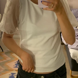 Vit puffärms blus  - En så vacker blus med puffärmar i tyll material. Nyskick perfekt till våren och sommaren! Köparen står för frakten💞