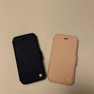Mobilskal från Holdit till iphone  - Säljer två plånboksskal ( magnetskal inuti ) från holdit. Ett marinblått och ett rosa. Fint använt skick. Går att ha andra magnetskal i också. 80kr st eller båda för 120kr. Köparen står för frakten:)
