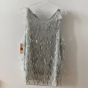 Top  - River Island. Aldrig använd. Prislapp sitter kvar. Storlek 42. Nypris 549kr