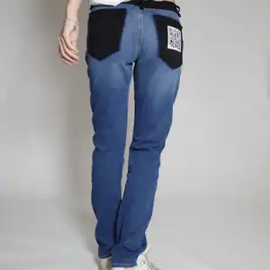 Indigo blå jeans med svarta bakfickor samt vid byxans övre kant. Ursprungligen H&M jeans som är omgjorda av Scannable UF. Genom att skanna en QR-kod som finns fäst på plagget kan du läsa mer om materialet och dess miljöpåverkan!😆