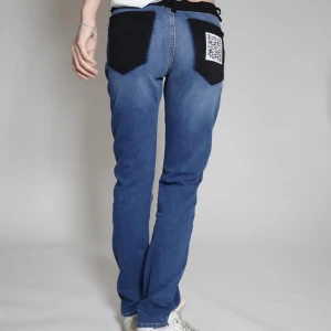 Indigo black detail - Indigo blå jeans med svarta bakfickor samt vid byxans övre kant. Ursprungligen H&M jeans som är omgjorda av Scannable UF. Genom att skanna en QR-kod som finns fäst på plagget kan du läsa mer om materialet och dess miljöpåverkan!😆