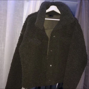 Teddy jacka - Säljer en grönTeddy jacka från Gina Tricot i stl XL men passar perfekt i L/M också. Bara använd ett fåtal gånger så i perfekt skick.