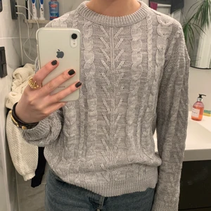 Stickad tröja grå - Sjukt skön och trendig stickad tröja från Pull & Bear! Sticks inte alls utan är extremt skön! Använd ca 2-5 gånger!🥰