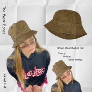 Bucket Hat - Trendig bucket hat från Façonnable. Står att det är M, men verkar vara mindre i storlek. Made in Italy. 100% Lana vergine fleece wool. Bredd mätt rakt över ena sidan 27cm. Längd från ner och upp 15cm. Tar helst betalning via SafePay, men även Swish. Spårbar frakt på 66kr är inräknad i priset och SafePay tar 10% av betalningen. Köpt är köpt. 