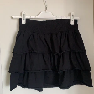 Kjol från bonprix strl xs  - Säljer denna fina volangkjol från bonprix som inte används! Sååå snygg och passar till ALLT! Strl xs