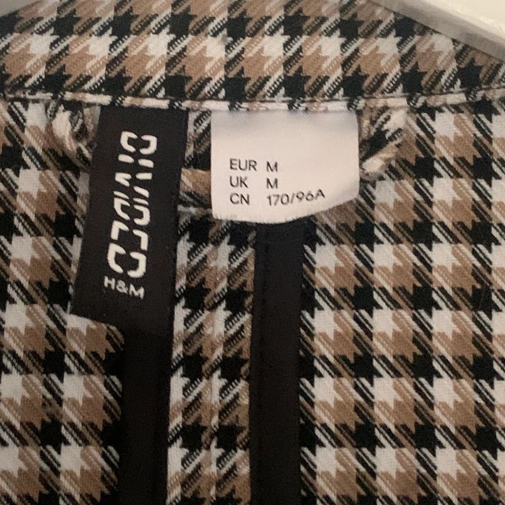 Kavaj från H&M, använd ca 3 gånger så den är i bra skick! Säljer pga att den börjar bli för liten för mig. As snygg att ha uppklätt eller bara ha en hoodie under nu i höst. 🍁🍂. Kostymer.