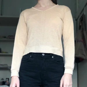 V-neck tröja - Tröjan är köpt secondhand men i gott skick. Det står ingen storlek men skulle säga xs-s. Köpare står för frakt