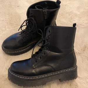 Kängor  - Ej äkta skinn, köpt förra året ifrån din sko. Fint skick. Normal i storleken