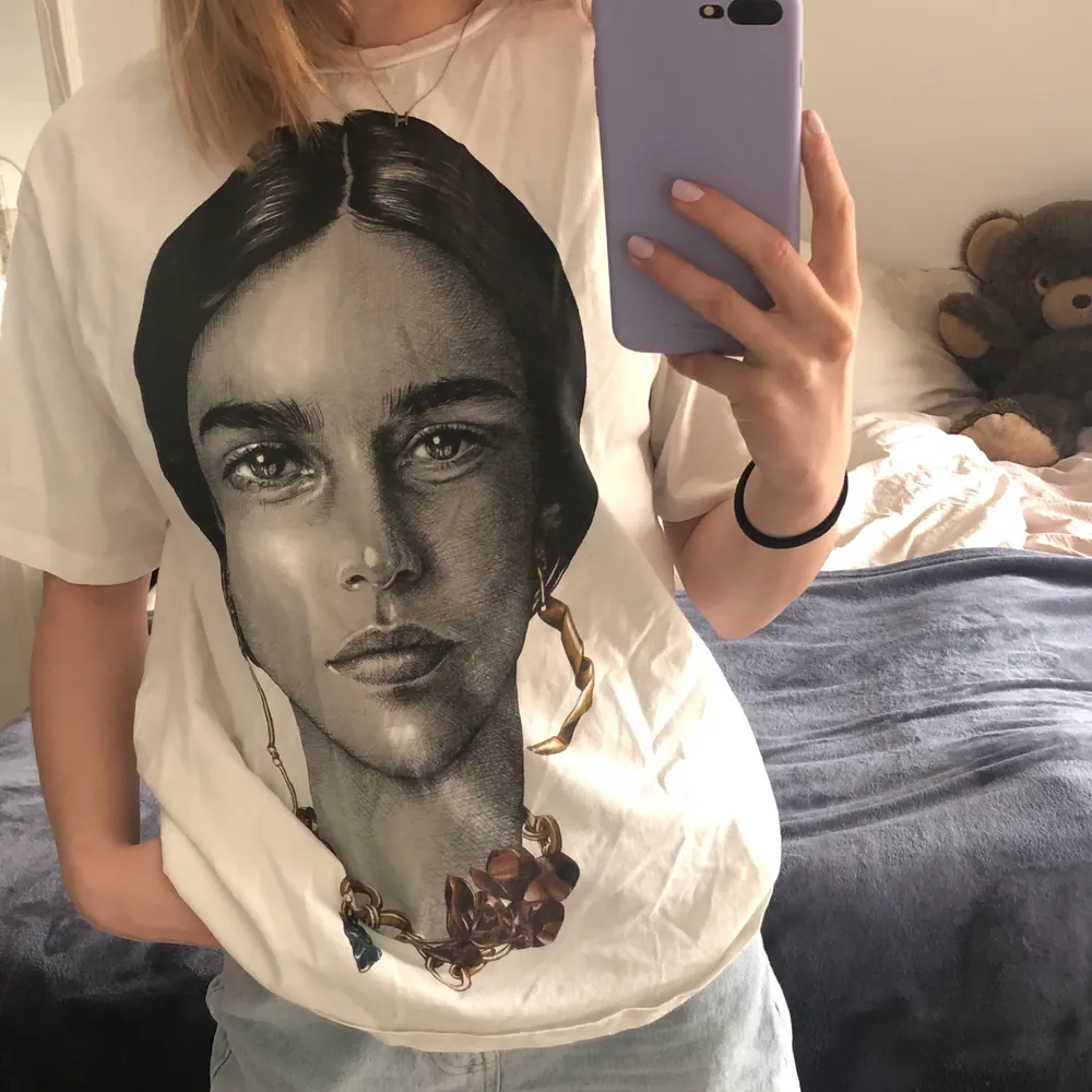 Snygg tshirt från Zara, bara använd 1-3 gånger i storlek S! 💋. T-shirts.