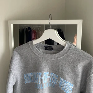 Vintage sweatshirt  - Köpt på en secondhand sida på instagram. Tyvärr föööör liten för mig så aldrig använt den. 💙 synd eftersom den är såå snygg. BUDA från 100kr