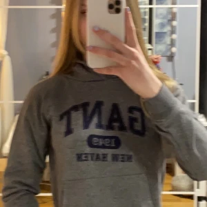 Gant hoodie - Bra skick, använd fåtal gånger. Storlek 146/152 men skulle säga att den sitter som en xs💗💗 pris kan diskuteras 
