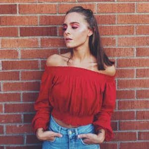 Röd topp - Säljer denna härliga sommardröm. Går att ha både vanligt och offshoulder. Storlek XS men passar även S. Frakten är inkluderat i priset 🥰🌻